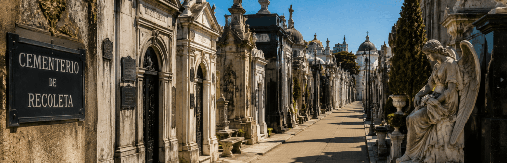 Cementerio de Recoleta en Buenos Aires con mausoleos históricos y arquitectura clásica