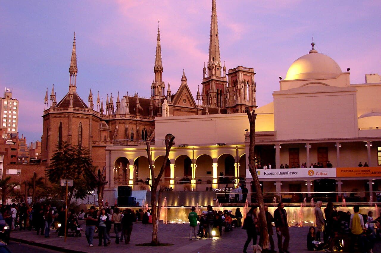 Paseo del Buen Pastor and Capuchinos church in Nueva Córdoba