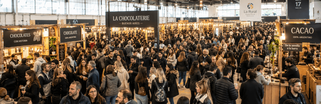 Multitud recorriendo stands de chocolate artesanal y degustaciones