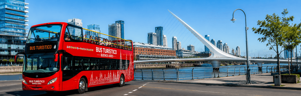 Bus turistico rojo de Buenos Aires recorriendopuerto madero