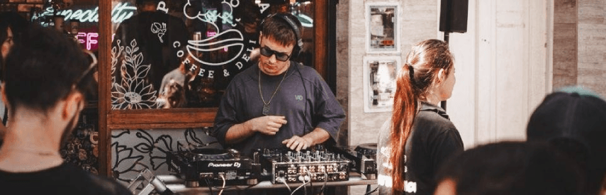 Café de especialidad y música electrónica en una coffee rave porteña