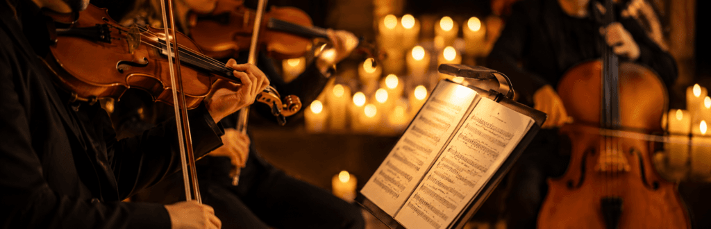 Ensemble de cuerdas bajo luz de velas