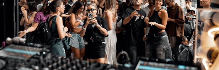 Coffee rave en Buenos Aires con gente bailando en una cafetería