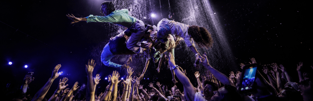 Fuerza Bruta Aven en Buenos Aires con artistas suspendidos sobre el público