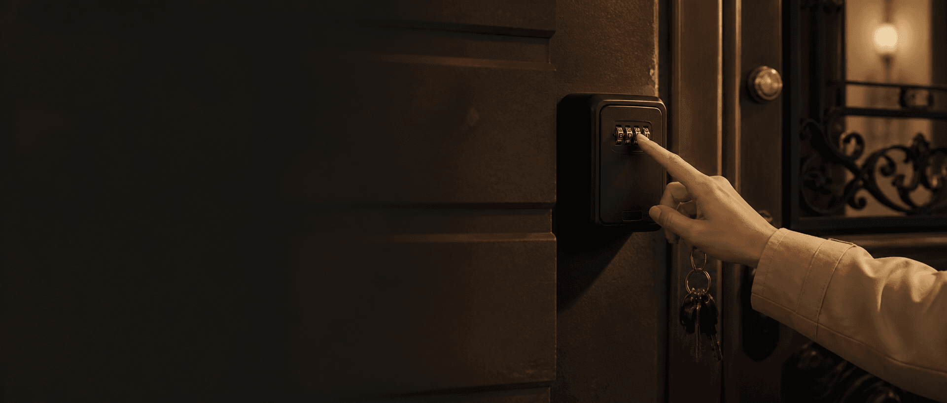 Persona ingresando un código en un locker de llaves protegido
